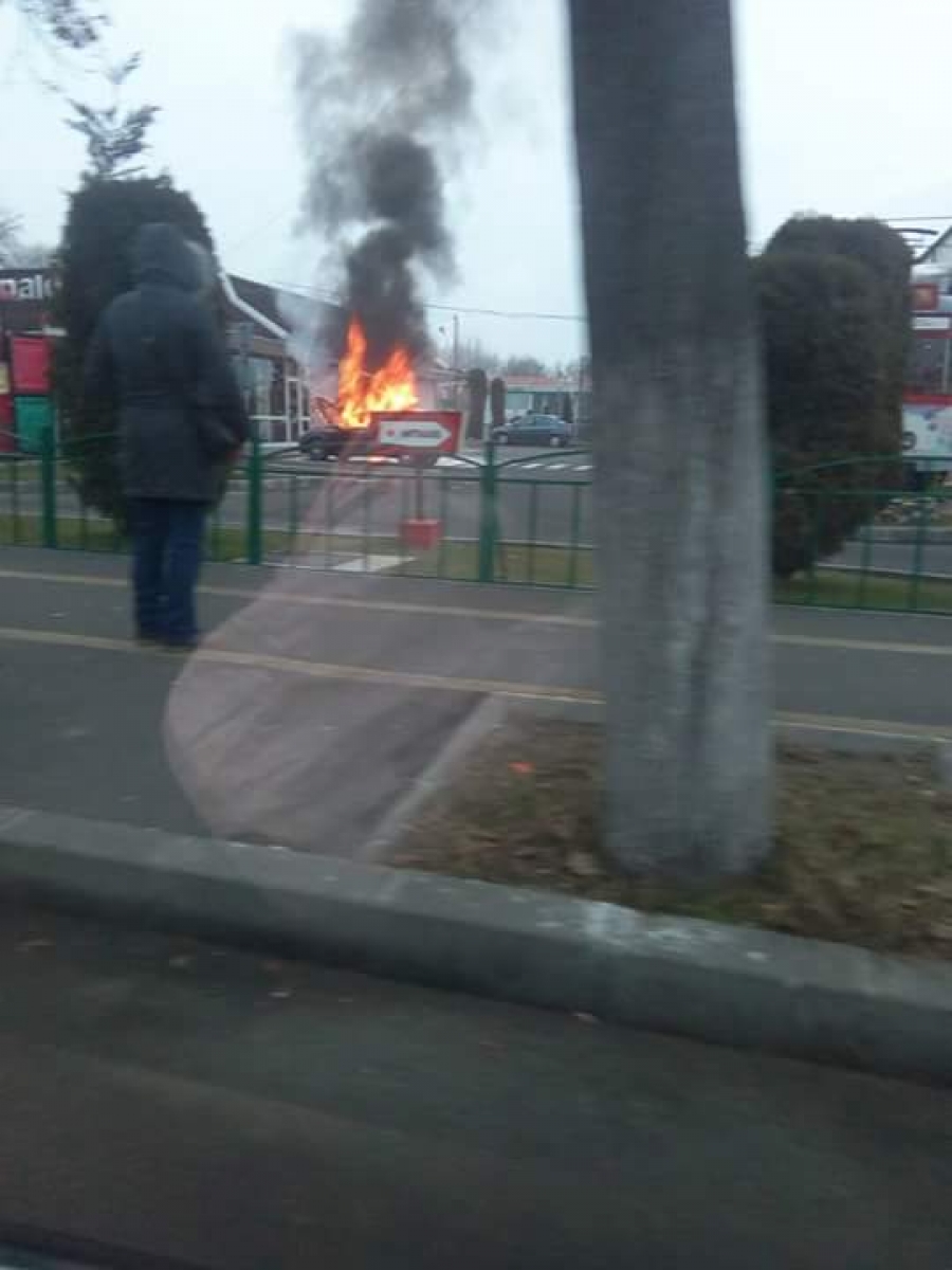 Incendiul de la aerotermă a făcut praf o maşină