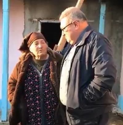 VIDEO: Bătrână şi bolnavă, i-a ars casa în prag de iarnă