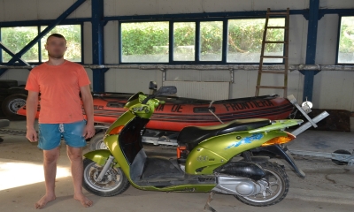 Prins pe un motoscuter furat din Italia, fără permis de conducere