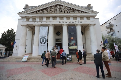 GALERIE FOTO: O expoziţie de artă fotografică, în holul Teatrului Dramatic Galaţi