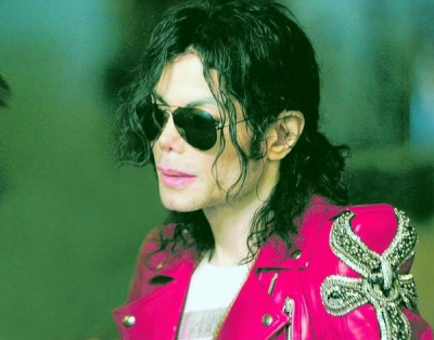 Michael Jackson „trăia în mizerie şi urina pe podea”