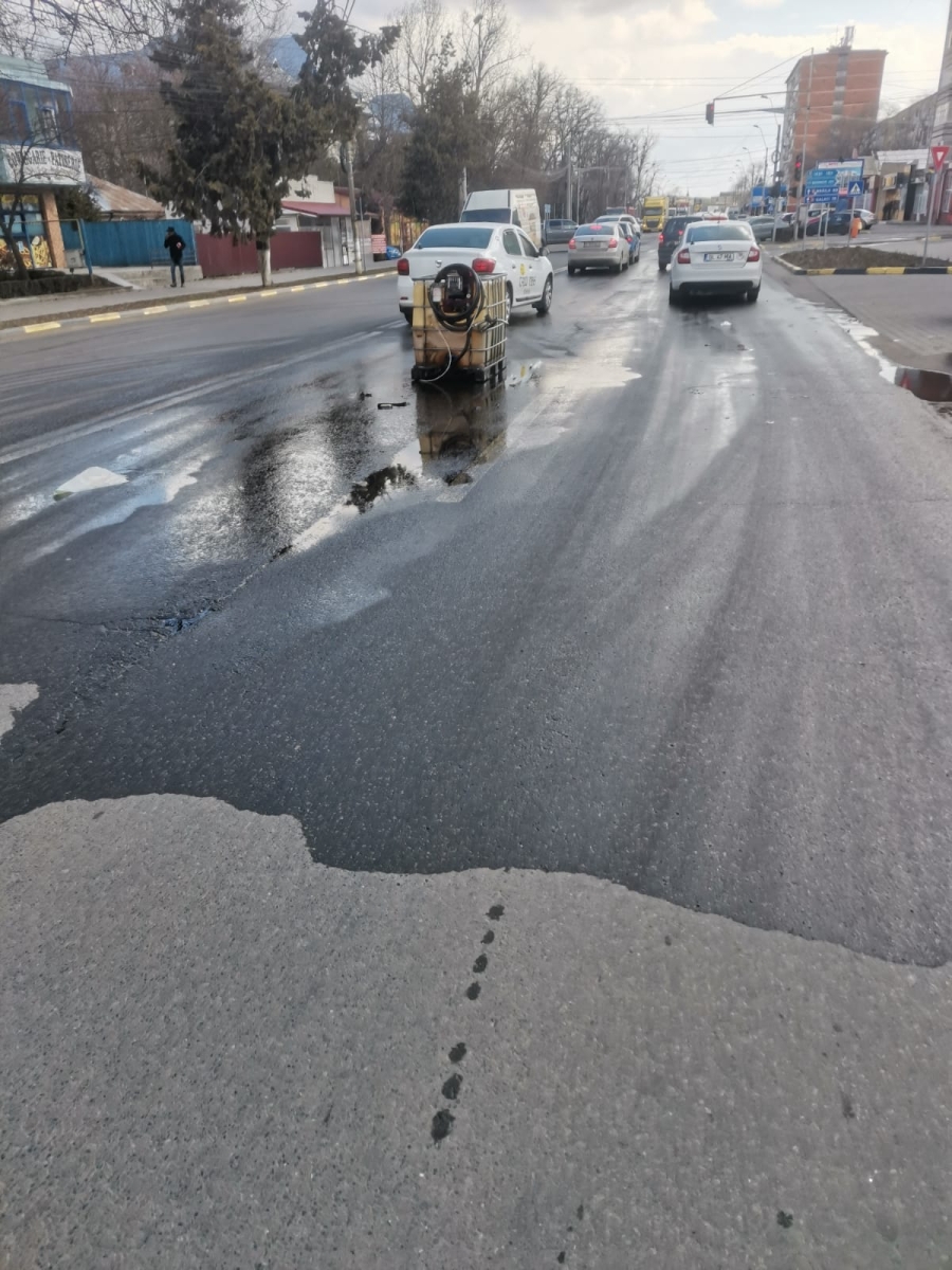 1.000 de litri de motorină împrăştiați pe şosea la Tecuci