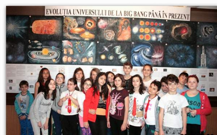 Descoperiţi evoluţia universului în expoziţia din holul Liceului de Artă din Galaţi