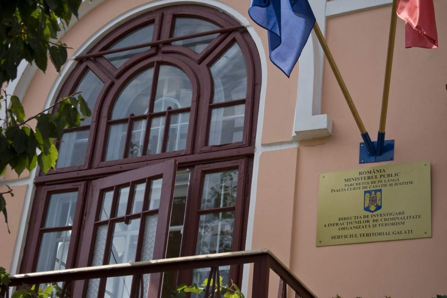 Percheziții și arestări: Proxeneţi săltaţi de poliţişti