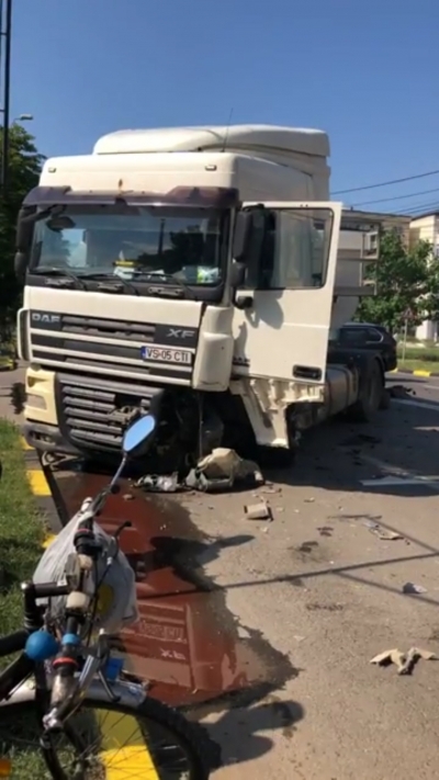 Doi răniți în urma unui impact între o mașină și un camion, la Tecuci