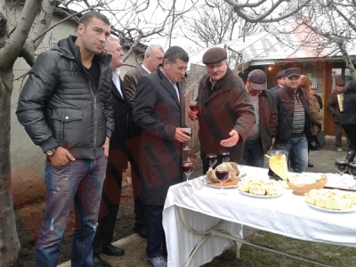Naşul Savin din Buşteni i-a adus fanfara la poartă finului Lucian Bute