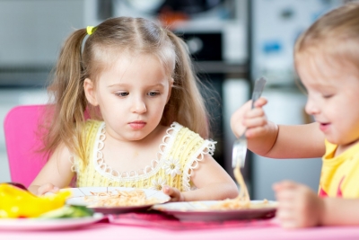 Copiii sub 5 ani sunt expuşi riscului de înec dacă părinţii nu le taie alimentele în bucăţi mici