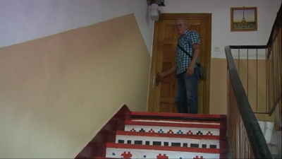 Furnalist pensionar, a pictat scările blocului în motive tradiţionale (FOTO)