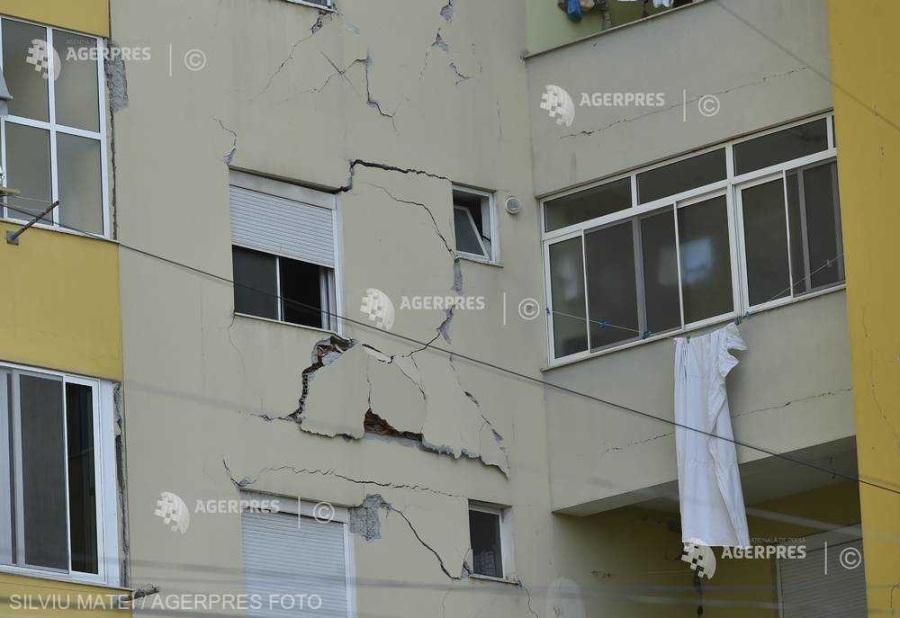 Blocuri, case, instituţii publice şi biserici, fisurate în urma cutremurului din Gorj