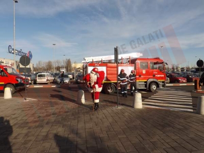 Situaţie de urgenţă: Moş Crăciun, adus cu maşina pompierilor