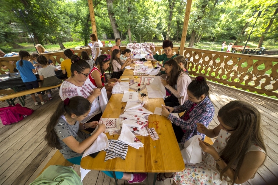 Tabără de creaţie pentru micuţii gălăţeni, la Muzeul Satului din Pădurea Gârboavele