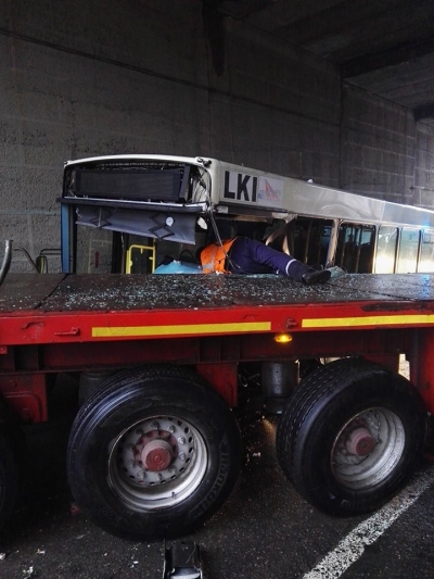 Accident grav: Un tir a intrat într-un autobuz sub podul de la Filești