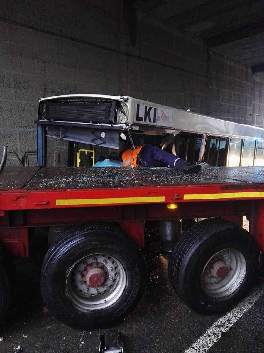 Accident grav: Un tir a intrat într-un autobuz sub podul de la Filești
