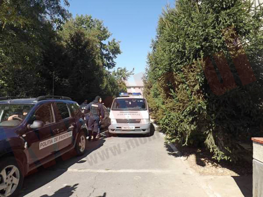 Doi poliţişti, unul fiind chiar liderul, reţinuţi în filiera contrabandei cu ţigări