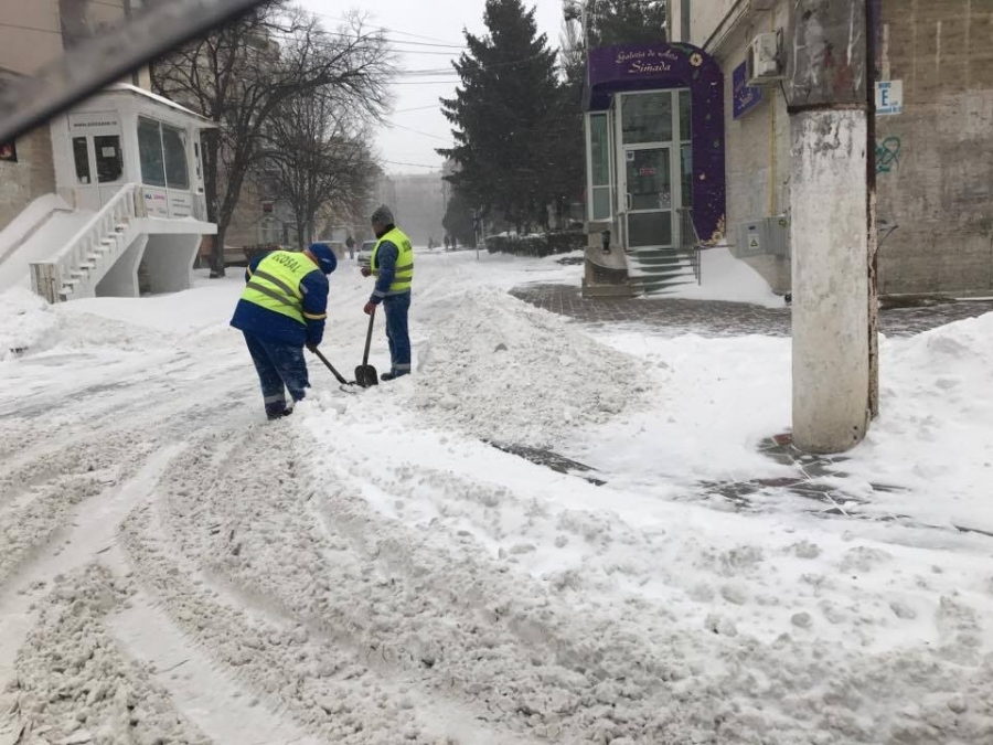 Trotuarele, deszăpezite la lopată, deşi avem tehnologie