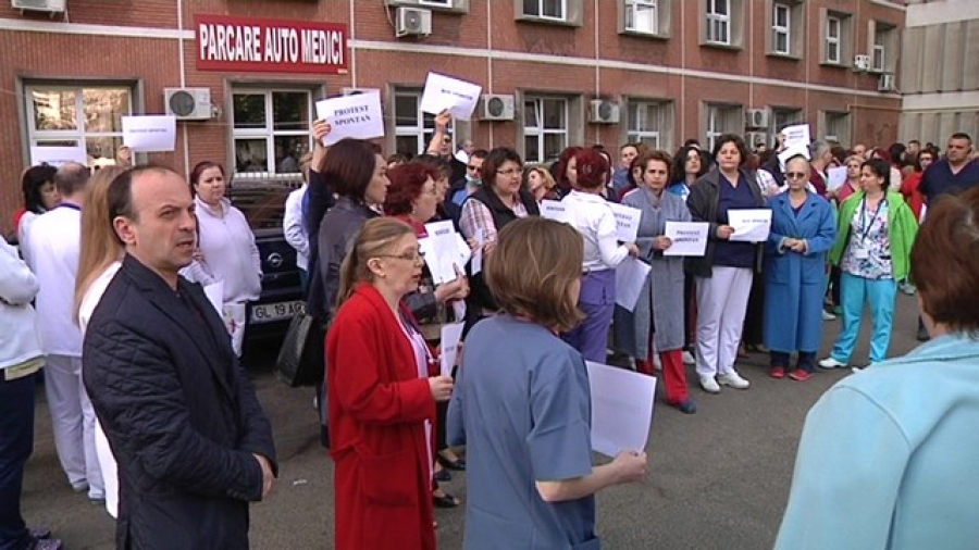 Aproape 200 de cadre medicale au protestat în curtea Spitalului de Urgenţă Galaţi