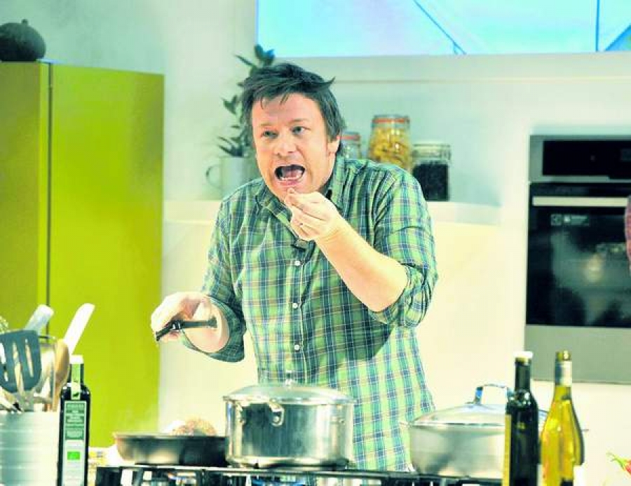 Jamie Oliver pune ardei iute în mâncarea copiilor, dacă aceştia sunt neascultători