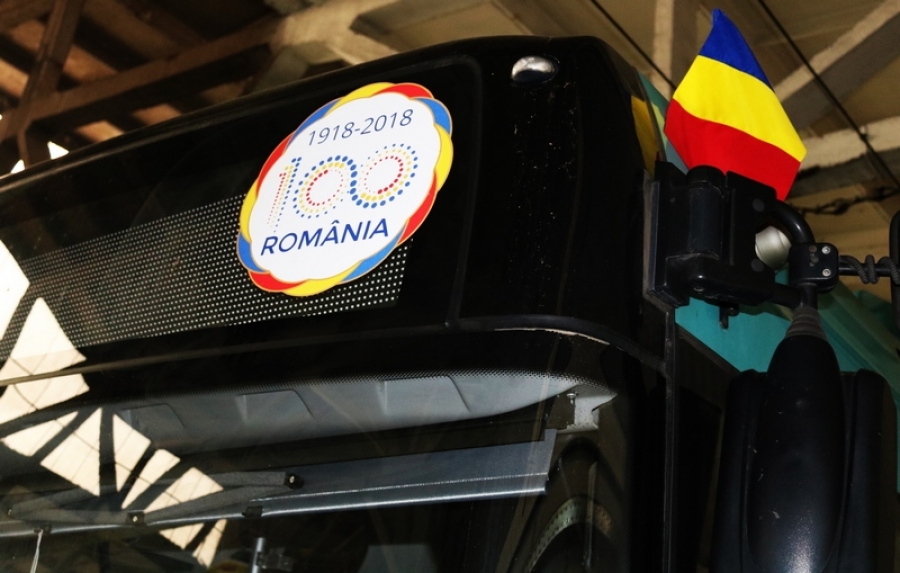 Galerie foto | Transurb pune steguleţe tricolore pe toate autobuzele, tramvaiele şi troleibuzele societăţii