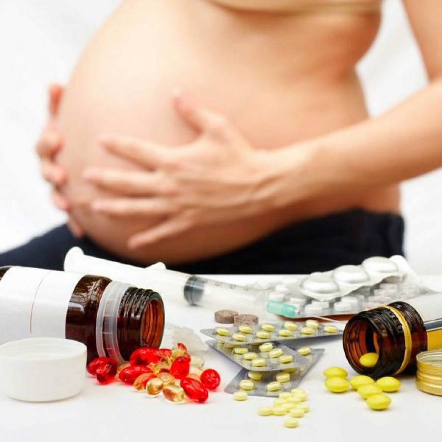 Administrarea de antibiotice gravidelor în cazul naşterii asistate ar reduce semnificativ riscul de infecţie