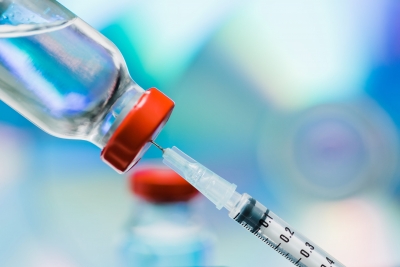 Un vaccin Pfizer adaptat la Omicron va fi disponibil în martie