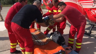 Copilul înecat în albia cu rufe a fost trasportat de la Galaţi la Bucureşti cu elicopterul