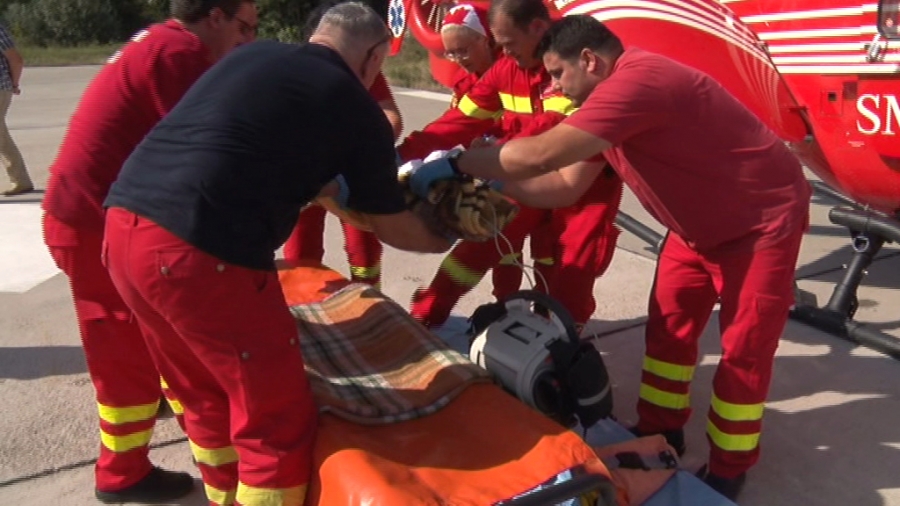 Copilul înecat în albia cu rufe a fost trasportat de la Galaţi la Bucureşti cu elicopterul