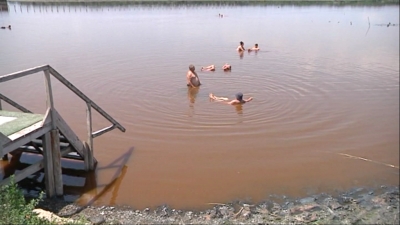 Lacul Sărat a devenit portocaliu (FOTO)