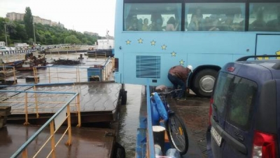 Autocar plin de copii, suspendat deasupra apei, la Bac