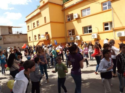 Petrecere în aer liber pentru 200 de copii