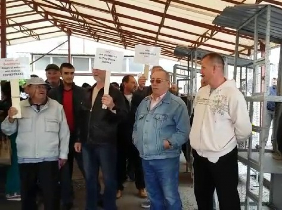 Protest spontan în vechea piaţă de păsări: ”Vrem piaţă liberă”