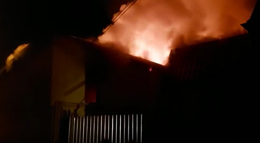 Incendiu violent în municipiul Galaţi. 6 case au fost distruse de flăcări (VIDEO)
