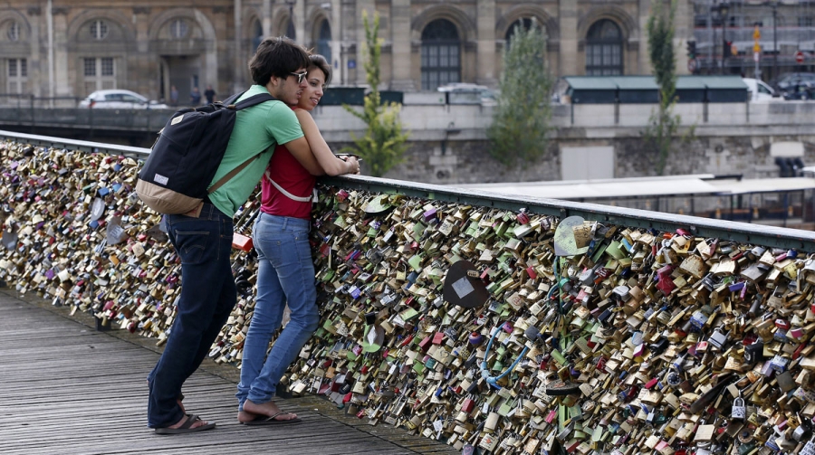 Lacătele iubirii de pe Pont des Arts din Paris, vândute cu circa 250.000 de euro