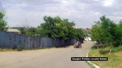 Furau plăci de beton din gardul de la Tirighina