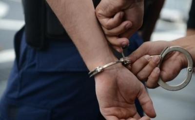 Percheziţii şi reţineri: Trei vameşi gălăţeni, acuzaţi de contrabandă cu ţigări confiscate de poliţie