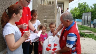 Pachete cu alimente de la Crucea Roşie