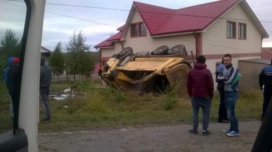 Accident spectaculos: maşină răsturnată, şofer nevătămat