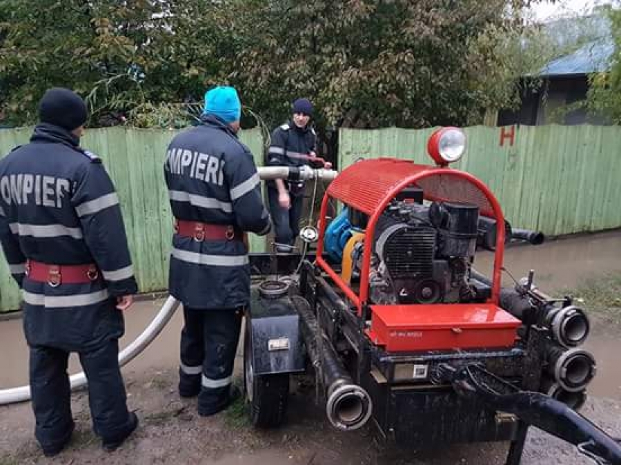 Efectele inundaţiilor la zi: Zeci de case riscă să se dărâme; DN 25 rămâne închis