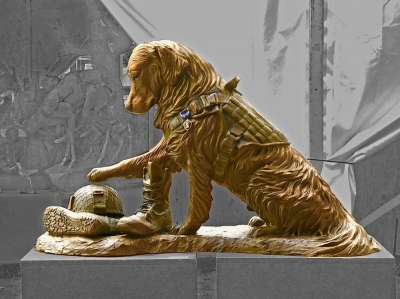 Sculptură care aduce un omagiu câinilor de lucru din armată