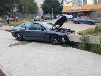 Urmărit de poliţie, a intrat cu maşina într-o jardinieră din beton (VIDEO)