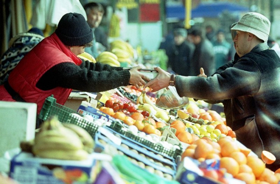 Legume şi fructe mucegăite sau stricate, vândute gălăţenilor în pieţe şi magazine