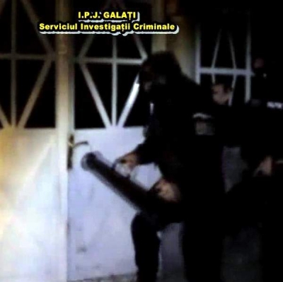 Fabrică de falşi angajaţi, buni de trimis la ţepuit bănci, destructurată de poliţişti