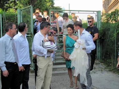 Bute a botezat cu bodyguarzi la poarta bisericii