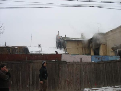 A leşinat când a văzut cum îi arde casa