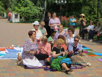 De Ziua mondială a croşetatului în public, croşetaţi în Grădina Publică!