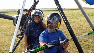 O octogenară s-a plimbat cu motodeltaplanul deasupra satului