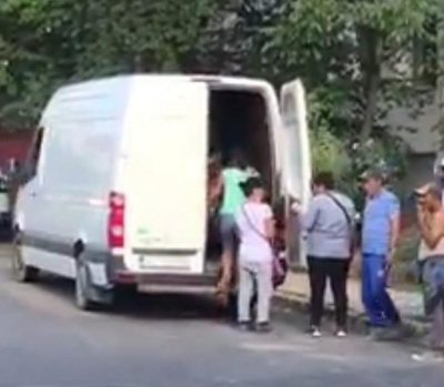 Transporta oameni pe post de marfă (VIDEO)
