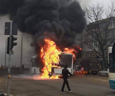 Autobuz în flăcări, la "Două Babe"