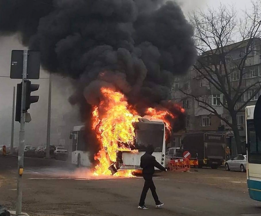 Autobuz în flăcări, la "Două Babe"