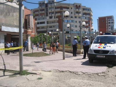 Tentativă de jaf la BCR: I-au trântit hoţului uşa în nas