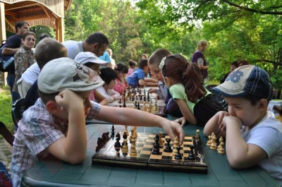 Concurs de şah în aer liber - copiii s-au întrecut la sportul minţii